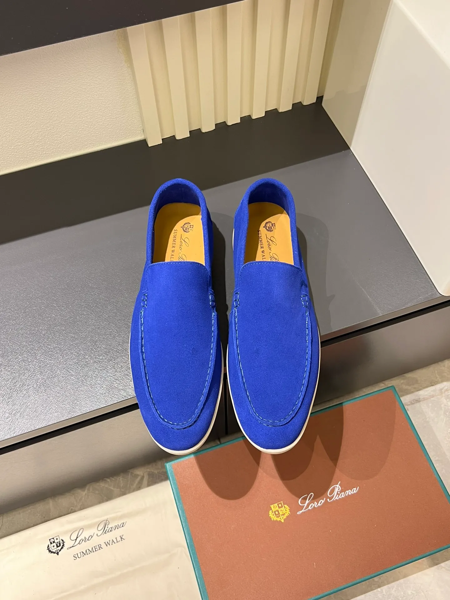 Men's shoes 💰p360 "Loro men's shoes 💰pian'*" Classic L men's shoes for couples 💰p Top version British flat loafers, a must-have item in old money style, the minimalist design is eye-catching and durable, a plus point for dressing The soft foot feel and texture are outstanding. They don’t scratch your feet and are very nice. They are matched with soft and waxy soles. They can be worn daily for a long time without getting tired. They are easy to wear, versatile and classic items, with perfect foot feel and texture! Imported cashmere fabric, the lining is made of imported A-grade water-dyed cow lining, the top version of the genuine leather midsole is sewn with pure handmade mark thread! Size: Female 35-40 (34. Customized) Male 38-44 (45.46. Customized)
